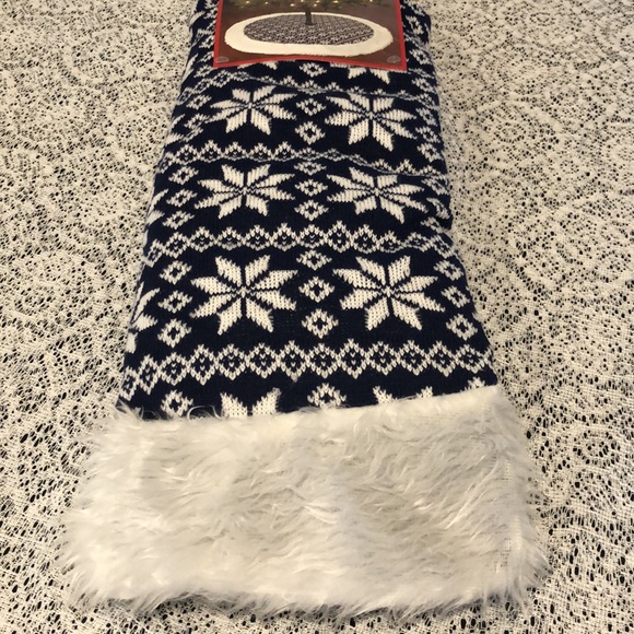 NWT Christmas Tree Skirt Blue & White Knit Sweater Material w/ Faux Fur Trim 40" - Picture 3 of 7